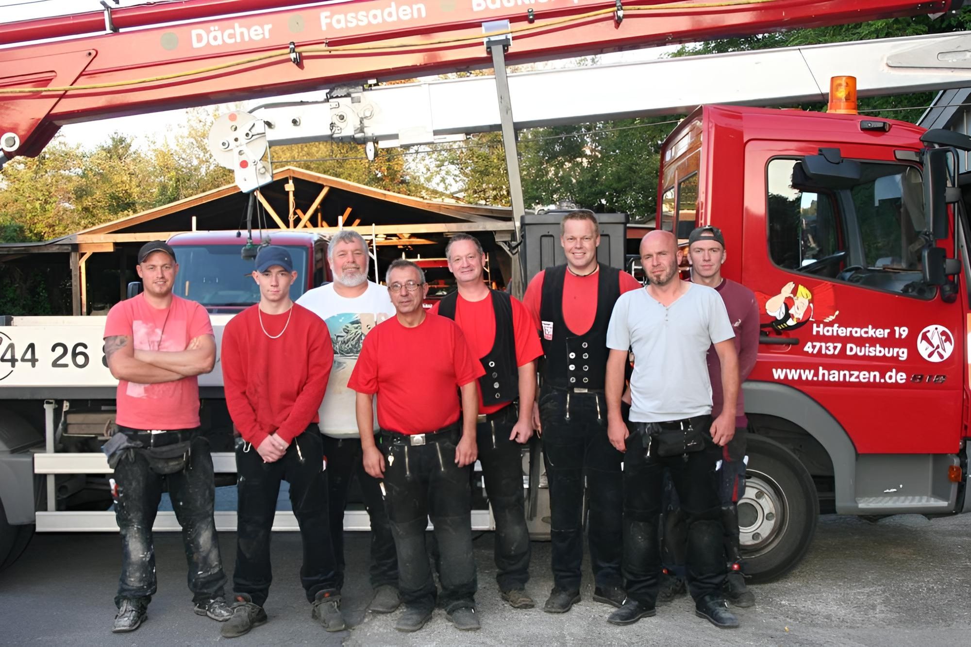 Das Team von  Dirk Hanzen Dachdeckermeister steht vor ihrem Fahrzeug